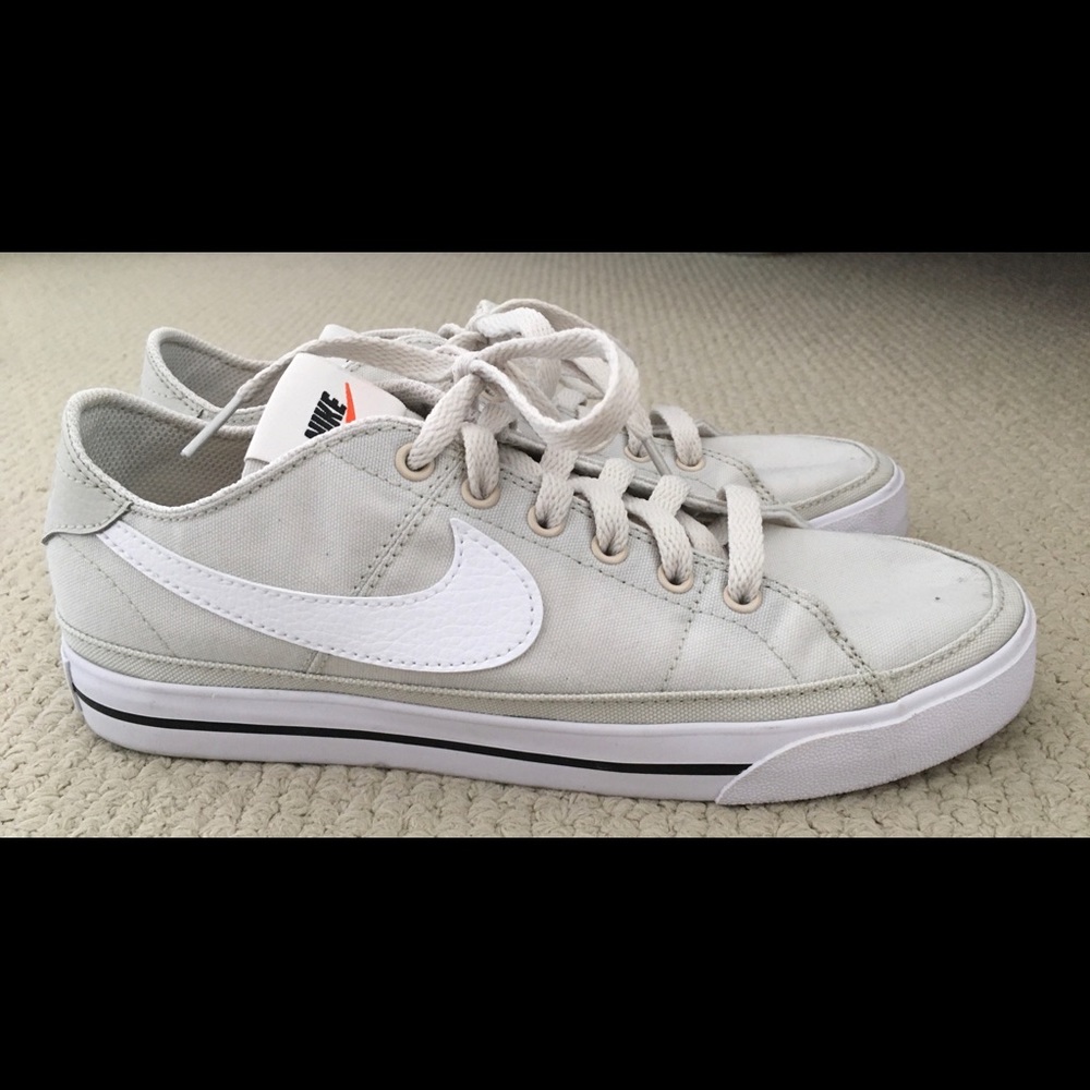 Nike Tan Sneakers Athletic Lace Up Tie Comfort Sole Ladies Size 8 RARE!